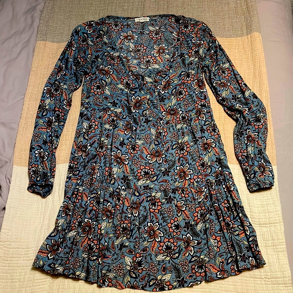 Floral print button up (buttons on top only) dress by Sky & Sparrow. Size S.